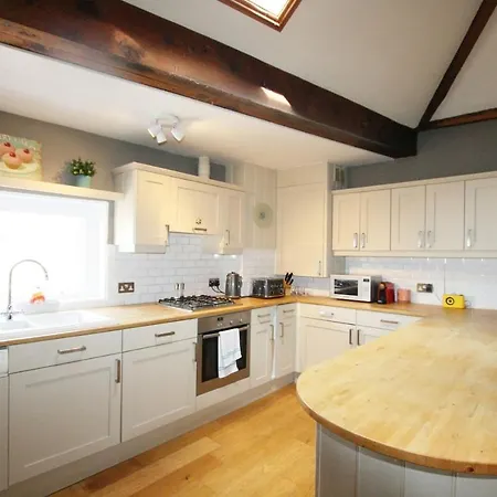 Spacious & Charming Maisonette In Clifton Village *