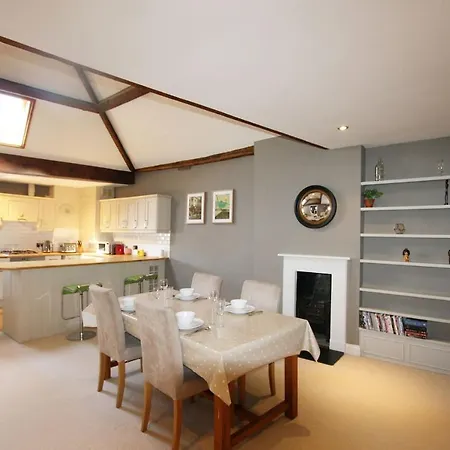 Spacious & Charming Maisonette In Clifton Village *