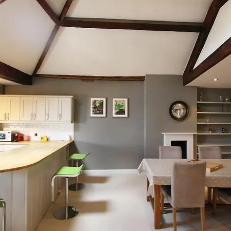 Spacious & Charming Maisonette In Clifton Village 布里斯托