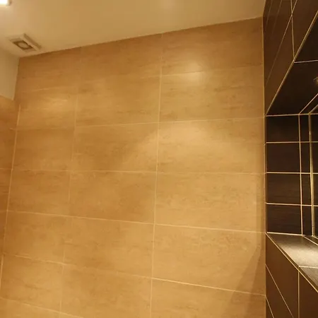 Spacious & Charming Maisonette In Clifton Village 布里斯托
