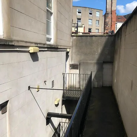 Spacious & Charming Maisonette In Clifton Village *