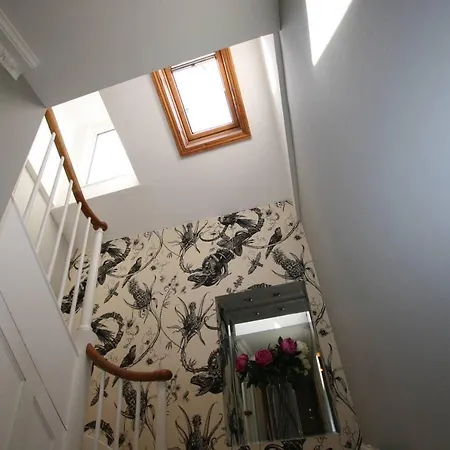 Spacious & Charming Maisonette In Clifton Village 布里斯托