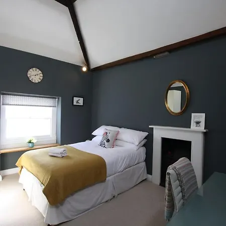 Spacious & Charming Maisonette In Clifton Village * 布里斯托