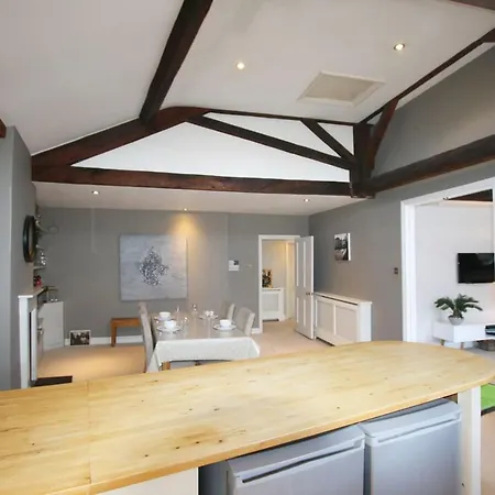 Spacious & Charming Maisonette In Clifton Village 布里斯托