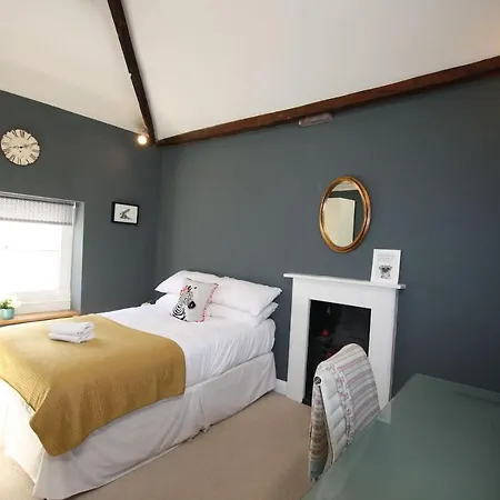 Spacious & Charming Maisonette In Clifton Village 布里斯托