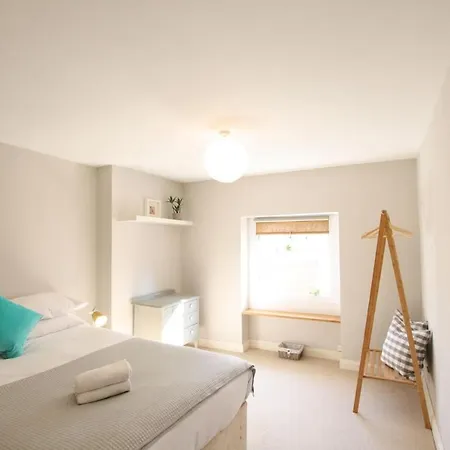 Spacious & Charming Maisonette In Clifton Village Daire *