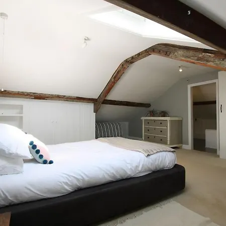 Spacious & Charming Maisonette In Clifton Village Bristol